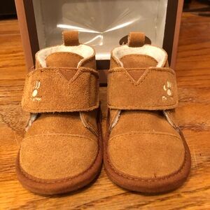 Bear paw stepping stones. Leather with Velcro closure. Sz1